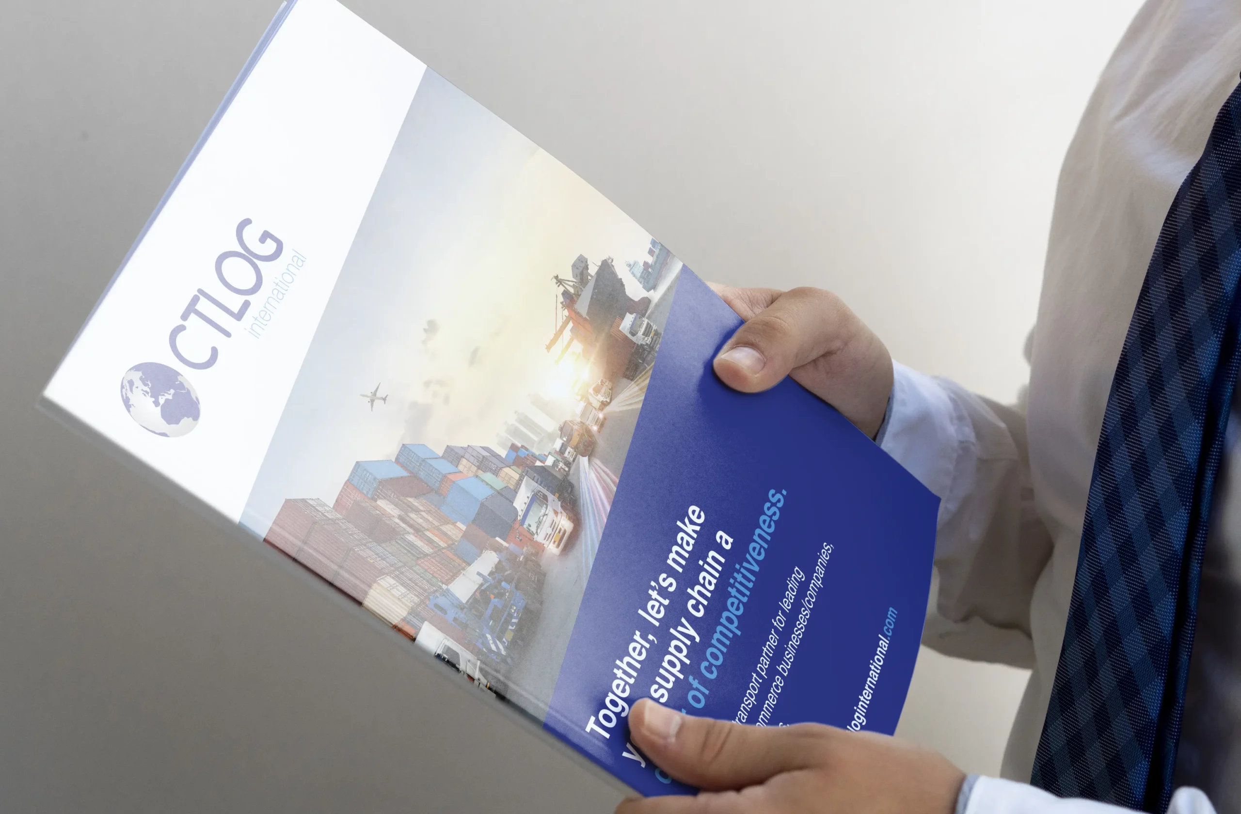 Une personne tenant la brochure de CTLOG International